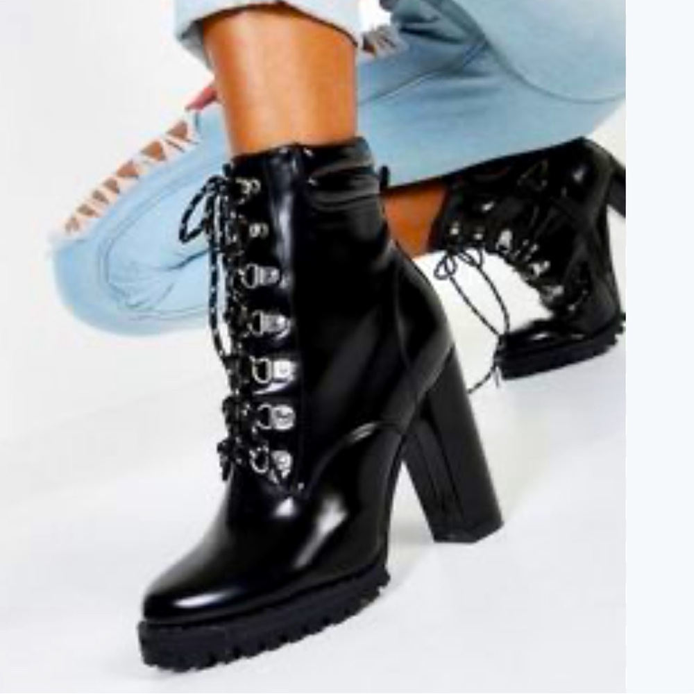 SHOEDAZZLE ANNELI PLATFORM BLOCK HEELS BOOTI LACE UP IN SIZE 10